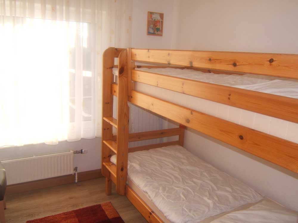 Kinderschlafzimmer: Etagenbett (90 cm x 2 m), Schrank, Reisekinderbett