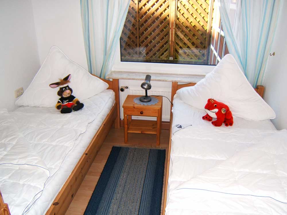 Schlafzimmer: 2 Einzelbetten, Kleiderschrank, Kinderreisebett