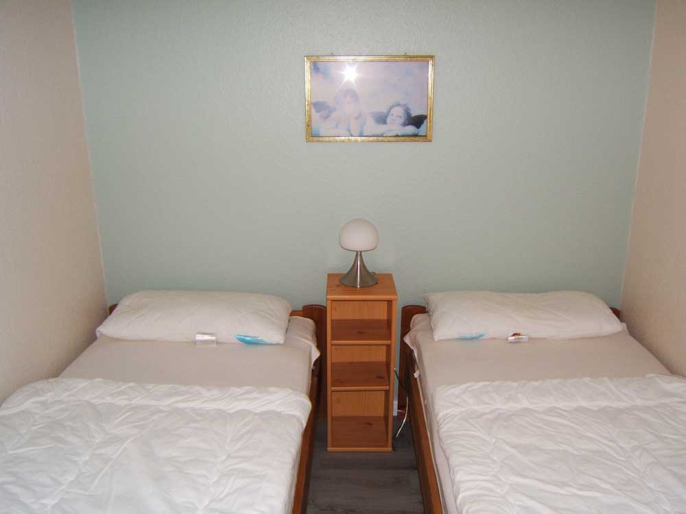 Schlafzimmer: 2 getrennt stehende Betten, Kleiderschrank