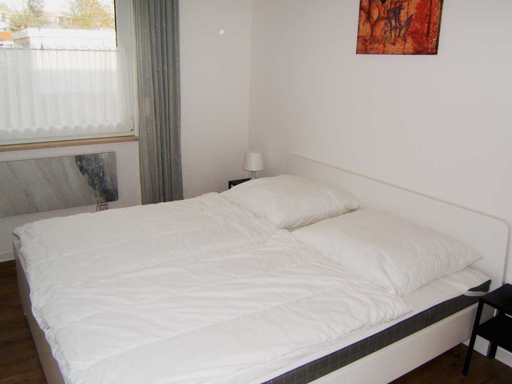Schlafzimmer: Doppelbett und Kleiderschrank mit 3 Türen