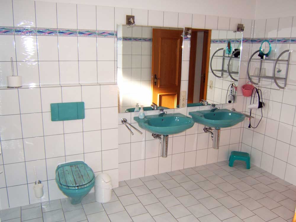 Bad: mit Dusche und Wanne, 2 Waschbecken, 2 große Spiegel und WC