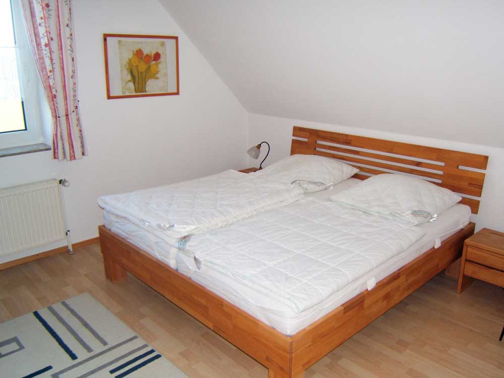Schlafzimmer: Doppelbett (2 m lang), großer Schrank, Kinderreisebett