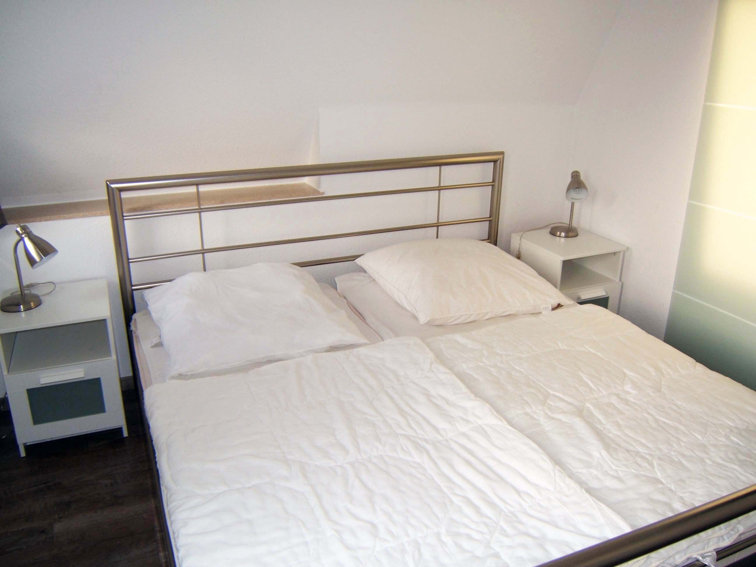 1 Schlafzimmer im unteren Bereich mit einem Doppelbett 1,80 x 2,00 Meter (2 Matratzen)