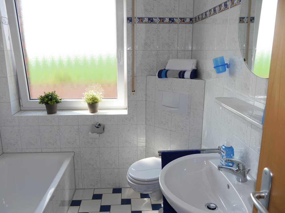 2 Badezimmer: mit Dusche, Badewanne, WC, separates Gäste-WC, Waschmaschine, Trockner 
