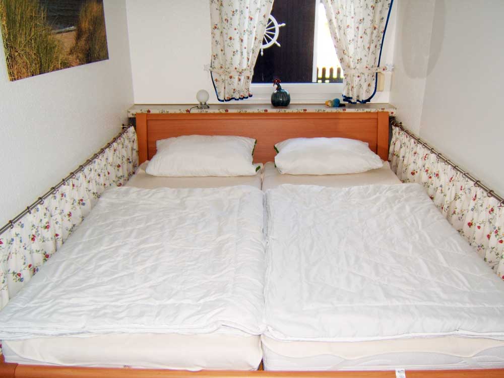 Schlafzimmer: Doppelbett, großer Kleiderschrank