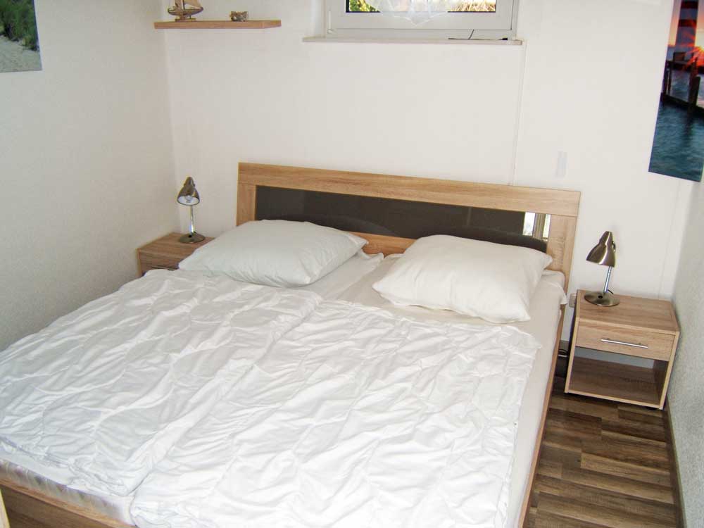 Schlafzimmer: Doppelbett, Schrank, LCD-Flachbildfernseher mit Satellitenprogramm