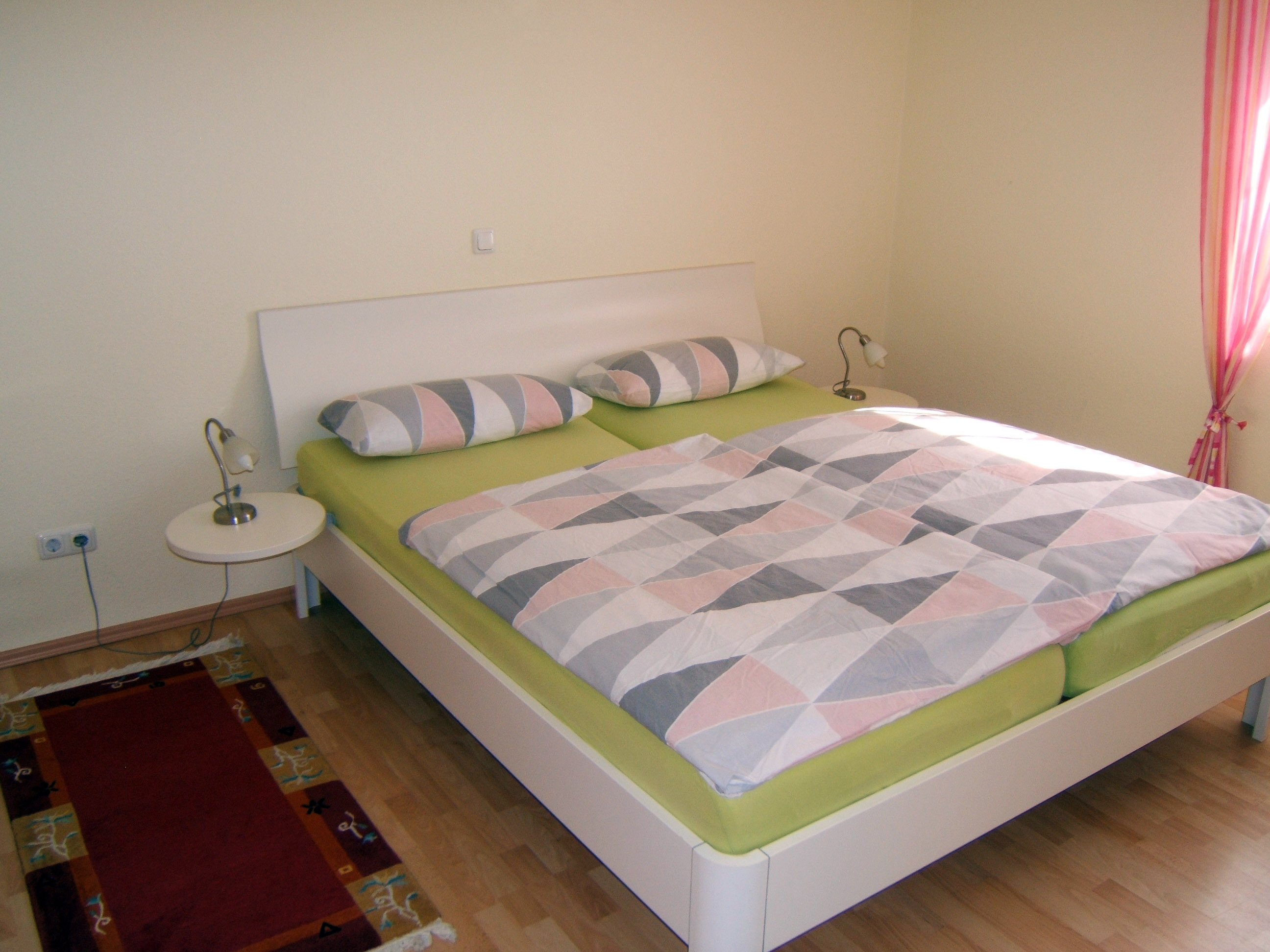 Elternschlafzimmer: Doppelbetten 1,80 x 2 m, Kleiderschrank